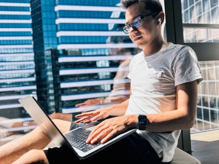 Unsplash Designtoasty, Man on laptop