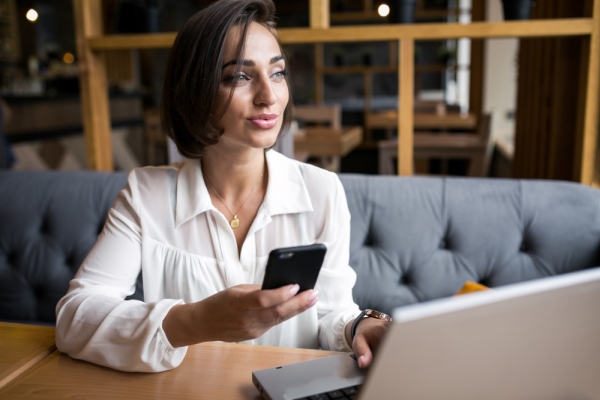 Freepik senivpetro, business women digital banking