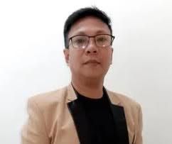Author photo of Emmanuel Fornillos, e-commerce and parcel tracking specialist