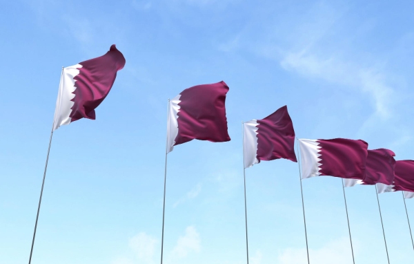 Freepik user6702303, Qatar flag blue sky