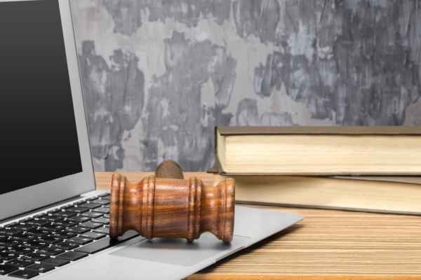 Freepik fabrikasimf, gavel on laptop