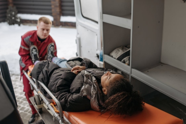 Pexels Pavel Danilyuk, Women on a stretcher