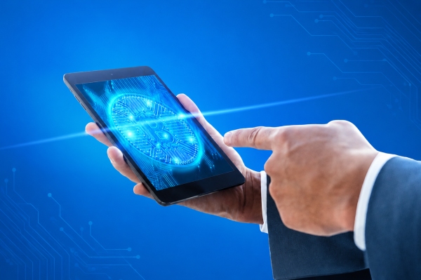 Magnific – Ma pointing finger at Bitcoin on device