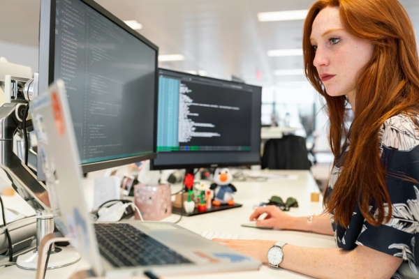 Unsplash – ThisisEngineering, Female software engineer codes at computer