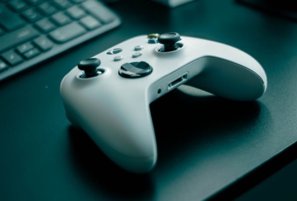 Pexels – Roberto, Gaming controller