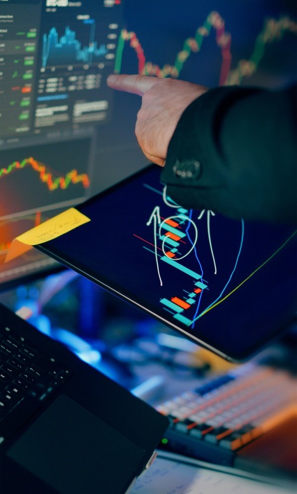 Unsplash – Jakub Żerdzicki, Person analyzing market charts