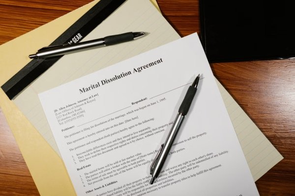 Image – Pexels, RDNE Stock project – Flat lay of a marital dissolution agreement form with pens and files on a desk