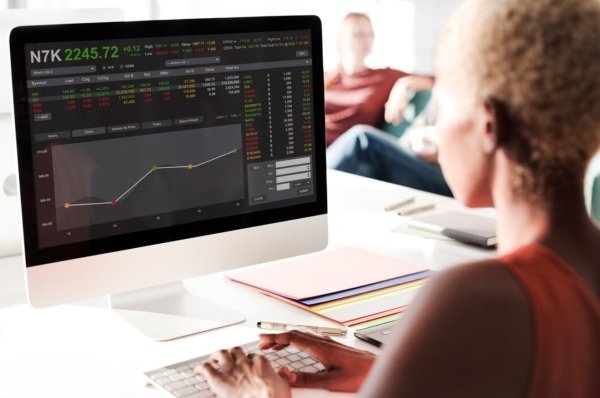 Image – Magnific/Rawpixel.com, Forex trader analyzing currency market charts on a computer screen